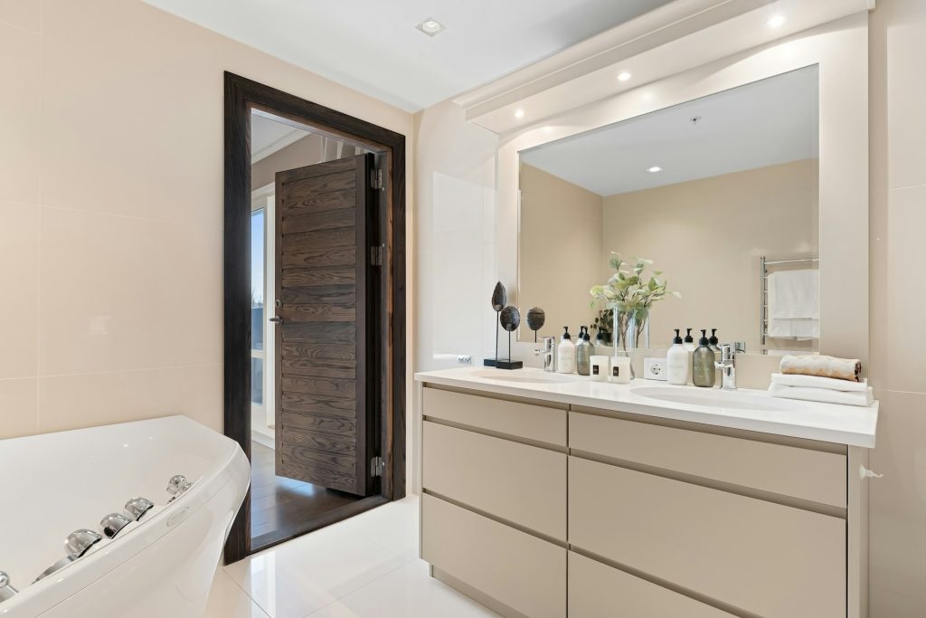 beżowe meble łazienkowe